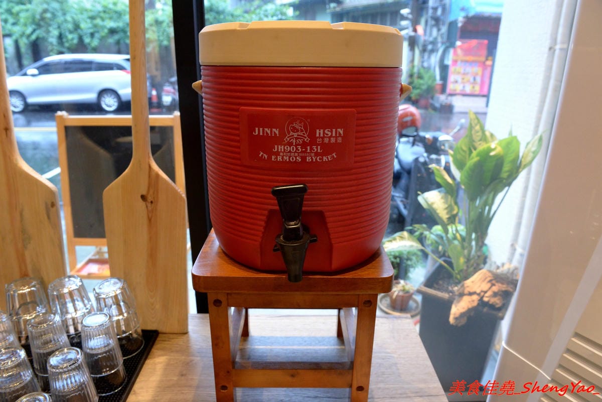 [台中西屯]飛鳥與海魚 – 逢甲商圈附近新開的文青感雞湯系拉麵專門店,大推”極濃厚白雞拉麵”,湯頭的雞味整個濃透全身毛細孔,口味濃度台中極罕見,店內不只有冰開水提供,老闆還會準備自製酸梅