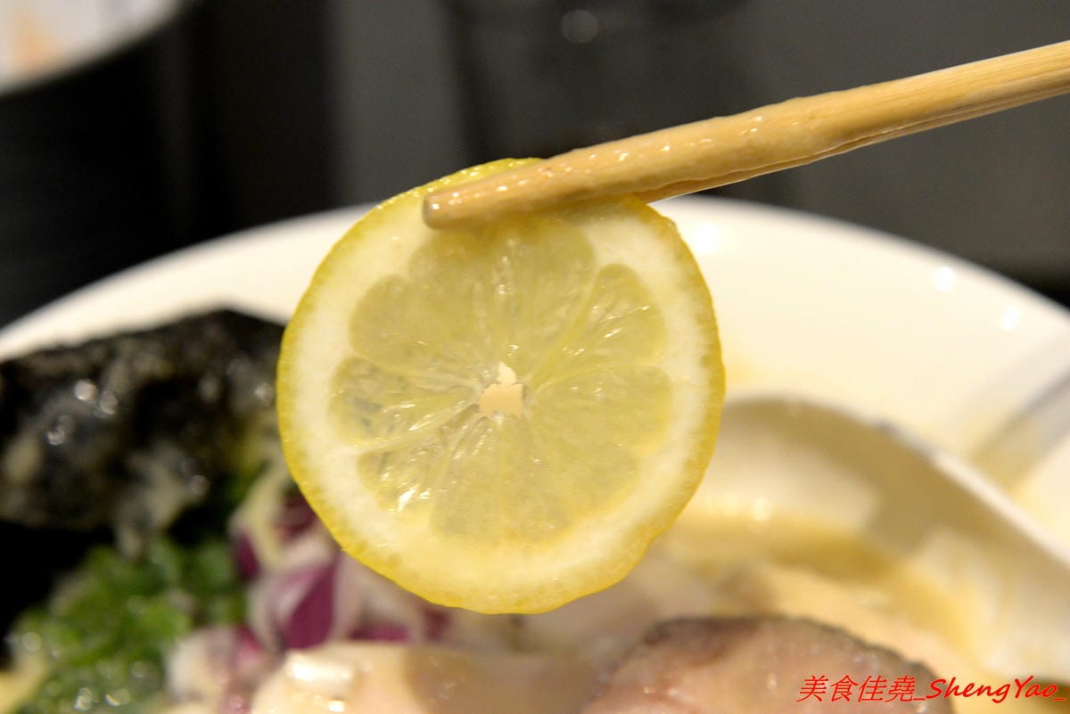 [台中西屯]飛鳥與海魚 – 逢甲商圈附近新開的文青感雞湯系拉麵專門店,大推”極濃厚白雞拉麵”,湯頭的雞味整個濃透全身毛細孔,口味濃度台中極罕見,店內不只有冰開水提供,老闆還會準備自製酸梅