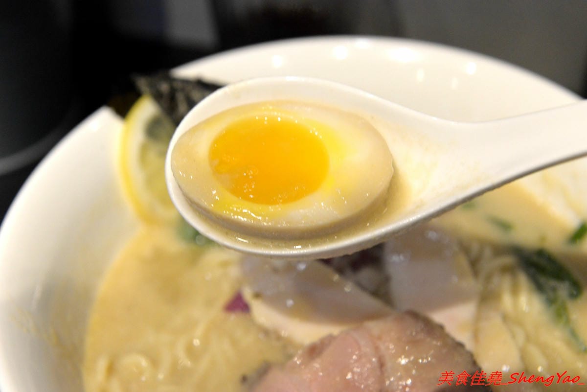 [台中西屯]飛鳥與海魚 – 逢甲商圈附近新開的文青感雞湯系拉麵專門店,大推”極濃厚白雞拉麵”,湯頭的雞味整個濃透全身毛細孔,口味濃度台中極罕見,店內不只有冰開水提供,老闆還會準備自製酸梅