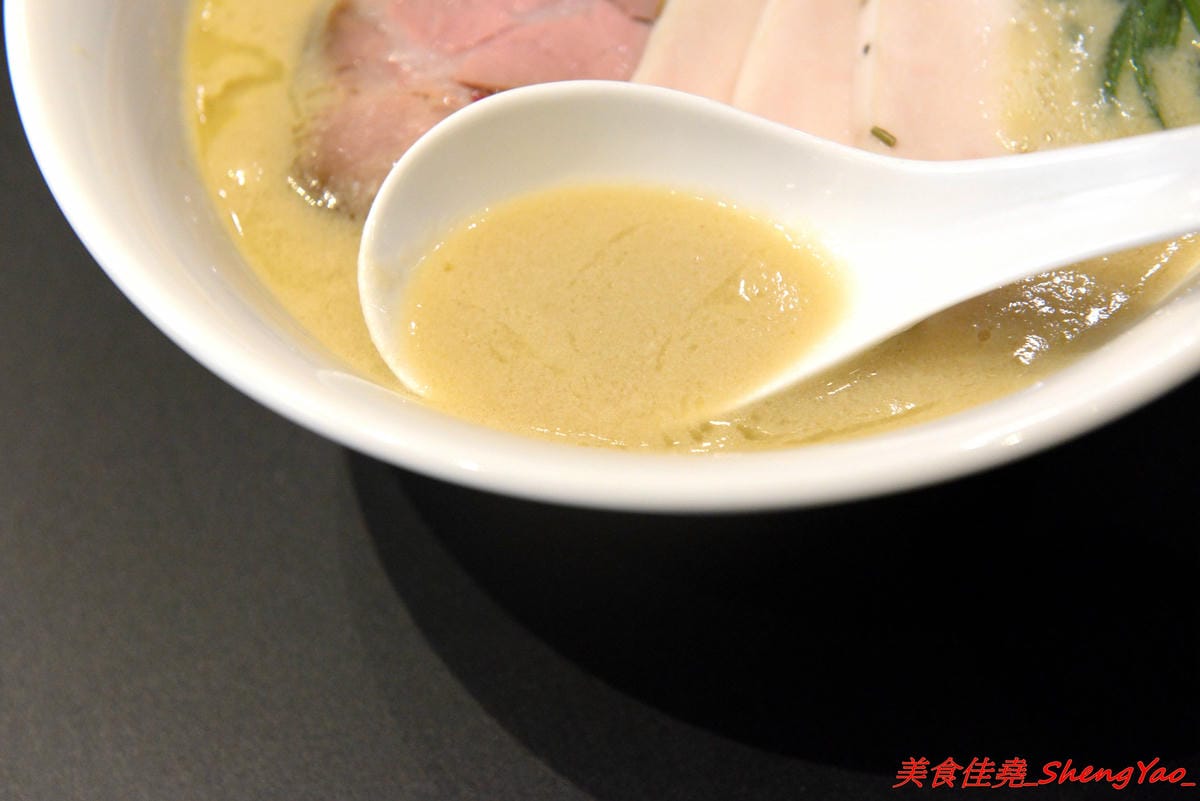 [台中西屯]飛鳥與海魚 – 逢甲商圈附近新開的文青感雞湯系拉麵專門店,大推”極濃厚白雞拉麵”,湯頭的雞味整個濃透全身毛細孔,口味濃度台中極罕見,店內不只有冰開水提供,老闆還會準備自製酸梅