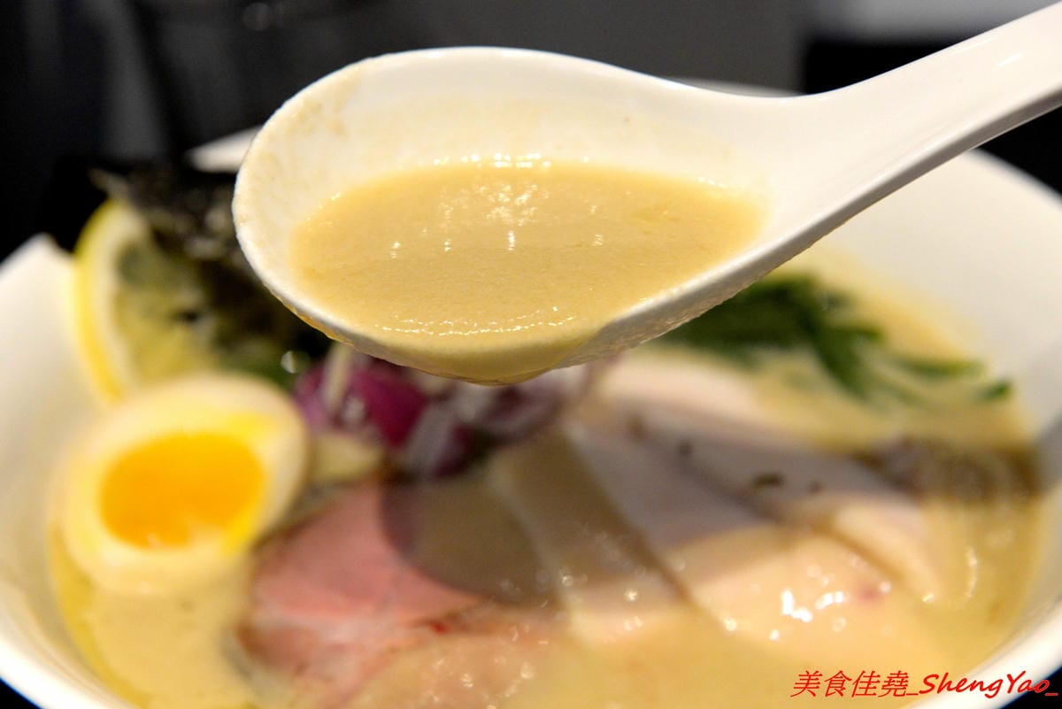 [台中西屯]飛鳥與海魚 – 逢甲商圈附近新開的文青感雞湯系拉麵專門店,大推”極濃厚白雞拉麵”,湯頭的雞味整個濃透全身毛細孔,口味濃度台中極罕見,店內不只有冰開水提供,老闆還會準備自製酸梅