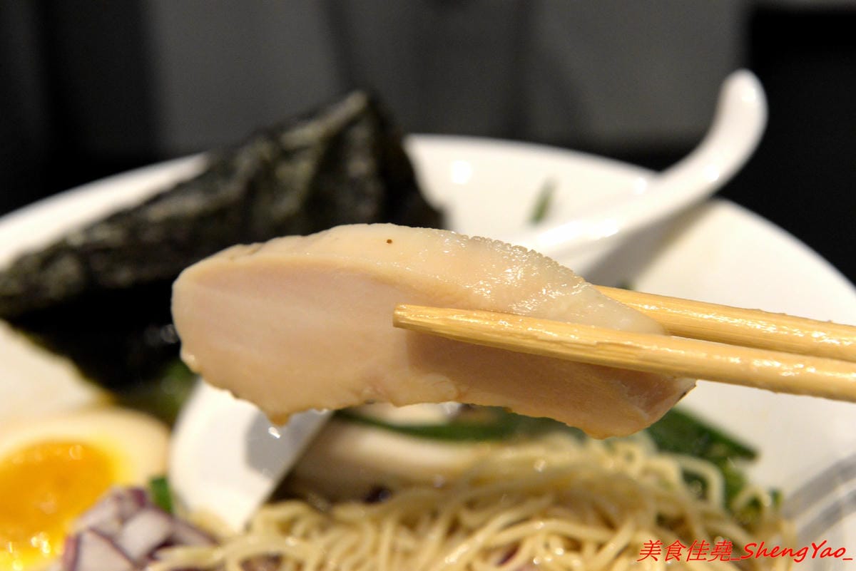[台中西屯]飛鳥與海魚 – 逢甲商圈附近新開的文青感雞湯系拉麵專門店,大推”極濃厚白雞拉麵”,湯頭的雞味整個濃透全身毛細孔,口味濃度台中極罕見,店內不只有冰開水提供,老闆還會準備自製酸梅