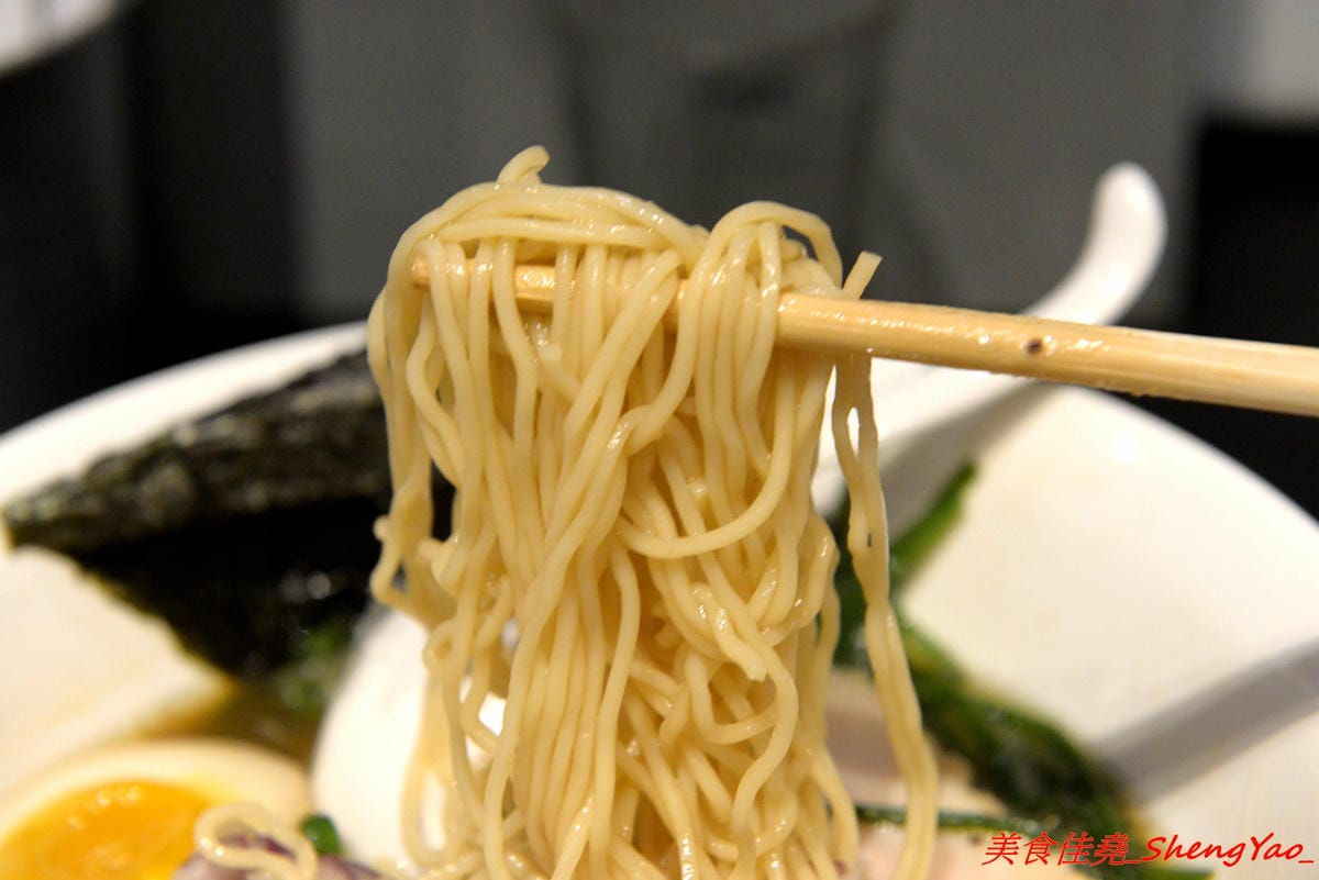 [台中西屯]飛鳥與海魚 – 逢甲商圈附近新開的文青感雞湯系拉麵專門店,大推”極濃厚白雞拉麵”,湯頭的雞味整個濃透全身毛細孔,口味濃度台中極罕見,店內不只有冰開水提供,老闆還會準備自製酸梅