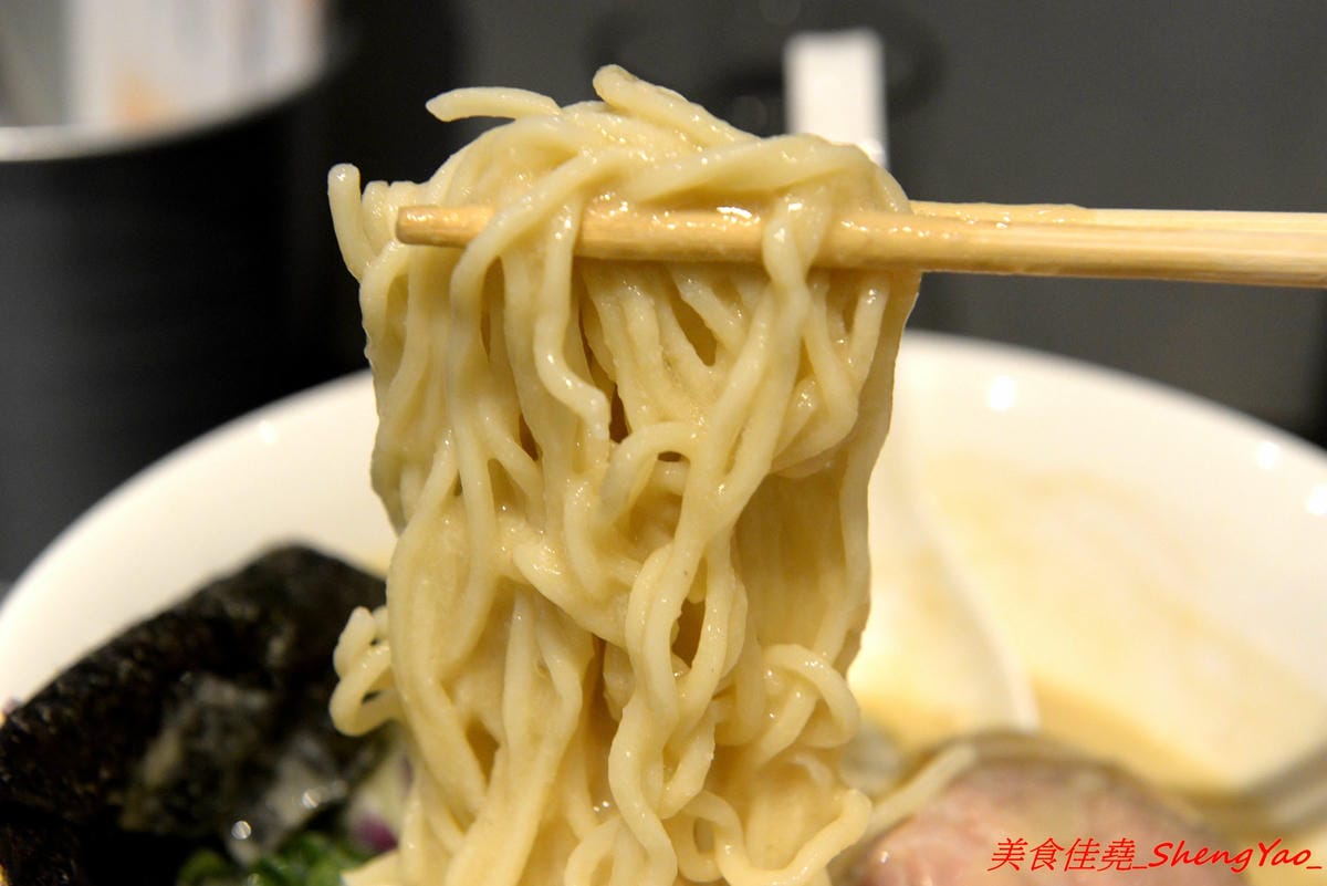 [台中西屯]飛鳥與海魚 – 逢甲商圈附近新開的文青感雞湯系拉麵專門店,大推”極濃厚白雞拉麵”,湯頭的雞味整個濃透全身毛細孔,口味濃度台中極罕見,店內不只有冰開水提供,老闆還會準備自製酸梅