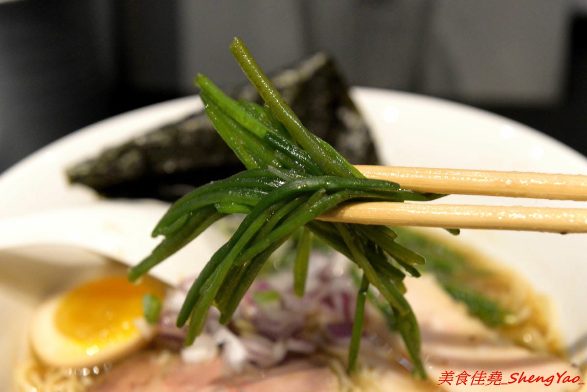 [台中西屯]飛鳥與海魚 – 逢甲商圈附近新開的文青感雞湯系拉麵專門店,大推”極濃厚白雞拉麵”,湯頭的雞味整個濃透全身毛細孔,口味濃度台中極罕見,店內不只有冰開水提供,老闆還會準備自製酸梅