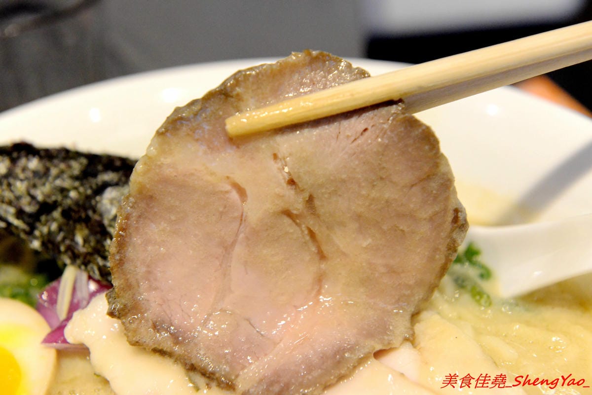 [台中西屯]飛鳥與海魚 – 逢甲商圈附近新開的文青感雞湯系拉麵專門店,大推”極濃厚白雞拉麵”,湯頭的雞味整個濃透全身毛細孔,口味濃度台中極罕見,店內不只有冰開水提供,老闆還會準備自製酸梅
