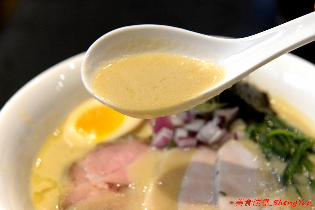 [台中西屯]飛鳥與海魚 – 逢甲商圈附近新開的文青感雞湯系拉麵專門店,大推”極濃厚白雞拉麵”,湯頭的雞味整個濃透全身毛細孔,口味濃度台中極罕見,店內不只有冰開水提供,老闆還會準備自製酸梅