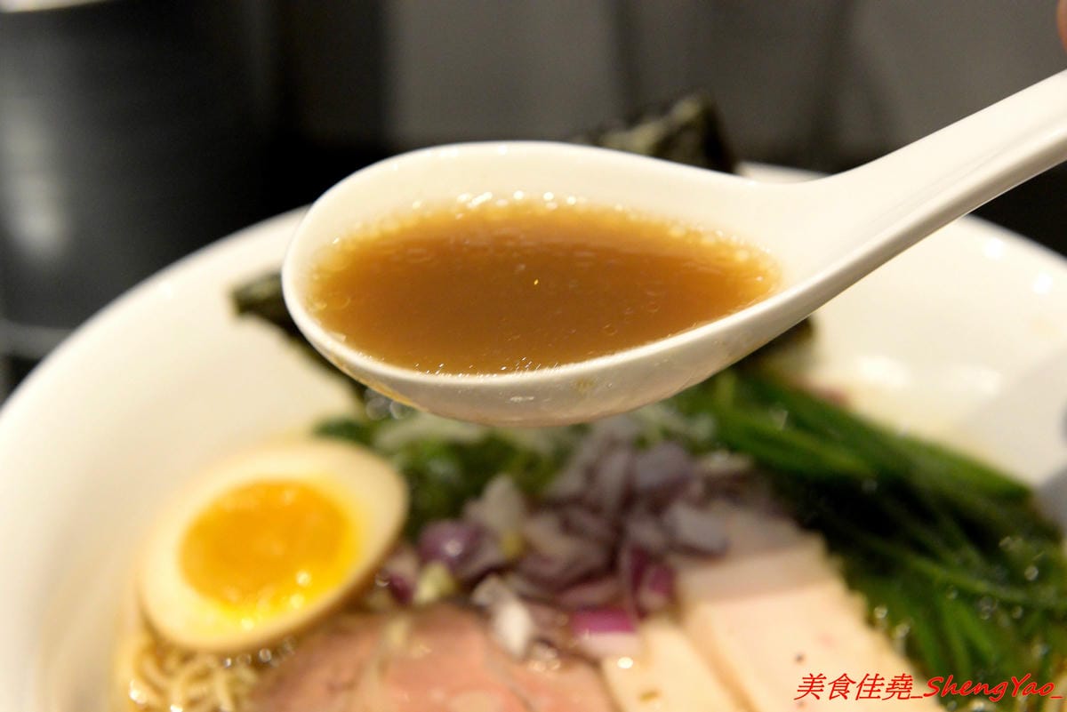 [台中西屯]飛鳥與海魚 – 逢甲商圈附近新開的文青感雞湯系拉麵專門店,大推”極濃厚白雞拉麵”,湯頭的雞味整個濃透全身毛細孔,口味濃度台中極罕見,店內不只有冰開水提供,老闆還會準備自製酸梅