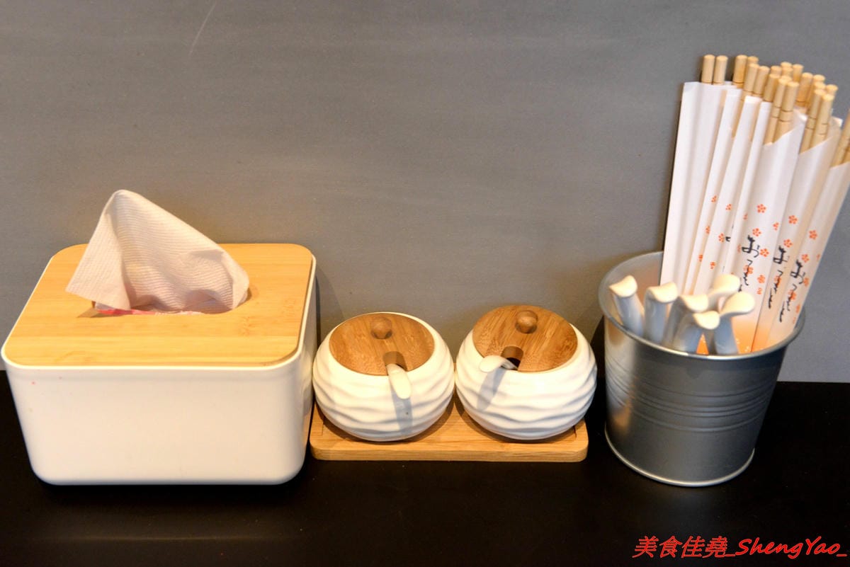 [台中西屯]飛鳥與海魚 – 逢甲商圈附近新開的文青感雞湯系拉麵專門店,大推”極濃厚白雞拉麵”,湯頭的雞味整個濃透全身毛細孔,口味濃度台中極罕見,店內不只有冰開水提供,老闆還會準備自製酸梅