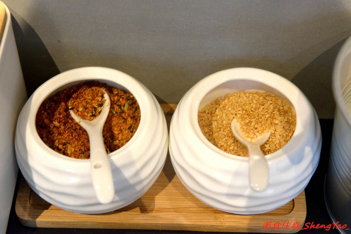 [台中西屯]飛鳥與海魚 – 逢甲商圈附近新開的文青感雞湯系拉麵專門店,大推”極濃厚白雞拉麵”,湯頭的雞味整個濃透全身毛細孔,口味濃度台中極罕見,店內不只有冰開水提供,老闆還會準備自製酸梅