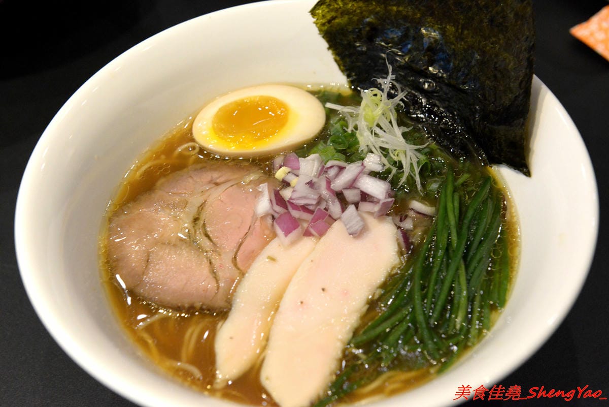 [台中西屯]飛鳥與海魚 – 逢甲商圈附近新開的文青感雞湯系拉麵專門店,大推”極濃厚白雞拉麵”,湯頭的雞味整個濃透全身毛細孔,口味濃度台中極罕見,店內不只有冰開水提供,老闆還會準備自製酸梅