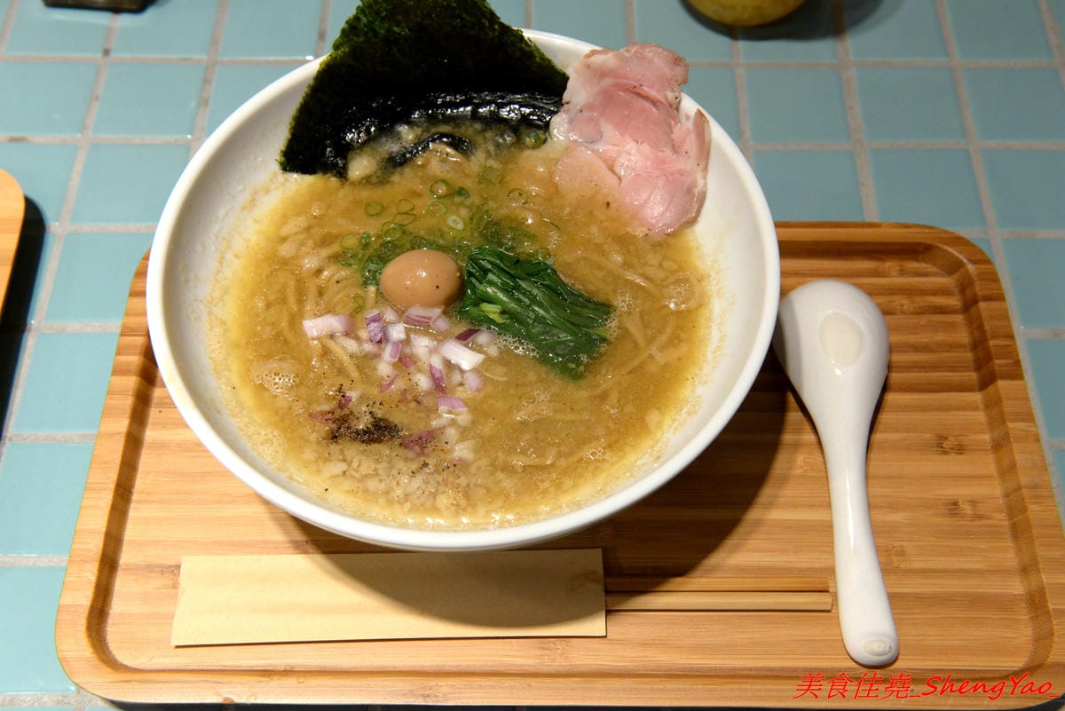 [台中西區]山下公園 ラーメン – 有囍拉麵體系新店,復古花磚磁磚桌檯好吸睛,主打橫濱家系特色拉麵,完全客製化選單,加麵不加價,湯頭極具風味,食材非常講究,SV酵素豬叉燒超好吃,叉燒飯也很推,