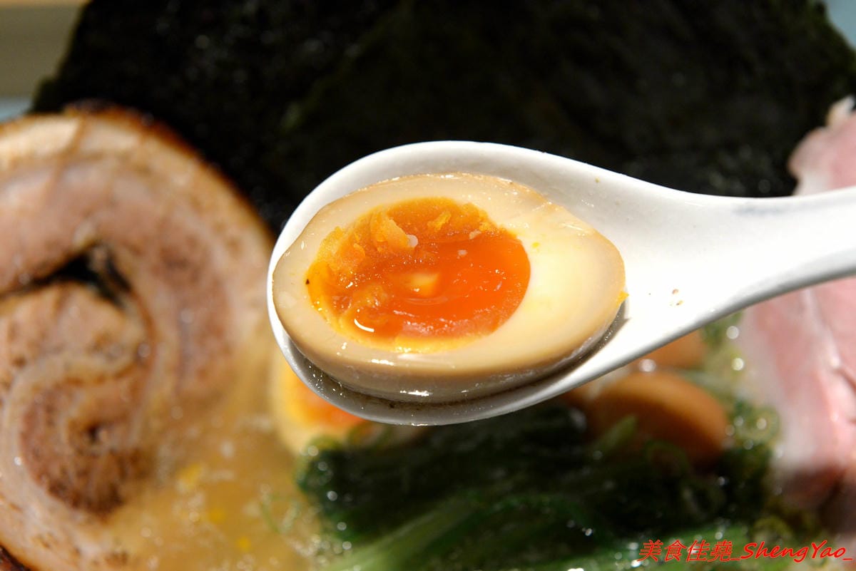 [台中西區]山下公園 ラーメン – 有囍拉麵體系新店,復古花磚磁磚桌檯好吸睛,主打橫濱家系特色拉麵,完全客製化選單,加麵不加價,湯頭極具風味,食材非常講究,SV酵素豬叉燒超好吃,叉燒飯也很推,