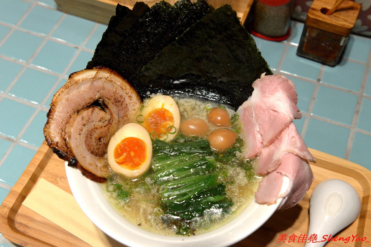 [台中西區]山下公園 ラーメン – 有囍拉麵體系新店,復古花磚磁磚桌檯好吸睛,主打橫濱家系特色拉麵,完全客製化選單,加麵不加價,湯頭極具風味,食材非常講究,SV酵素豬叉燒超好吃,叉燒飯也很推,
