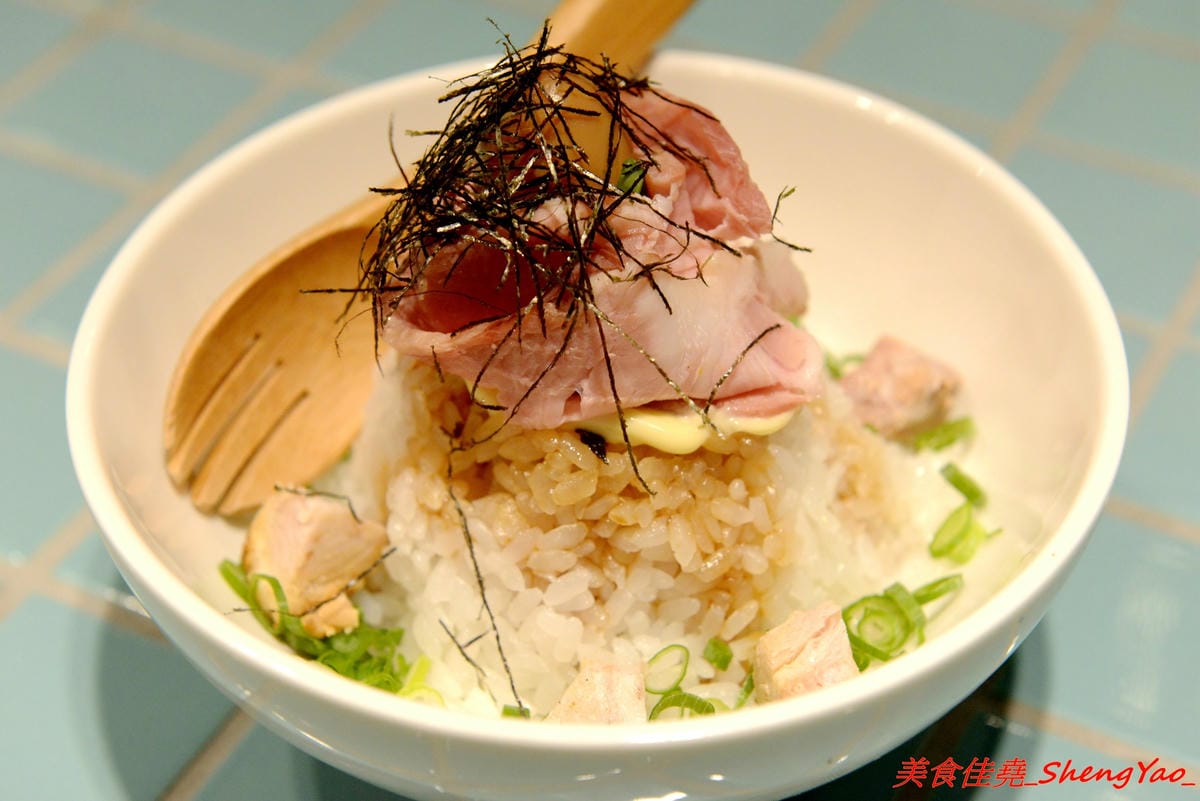 [台中西區]山下公園 ラーメン – 有囍拉麵體系新店,復古花磚磁磚桌檯好吸睛,主打橫濱家系特色拉麵,完全客製化選單,加麵不加價,湯頭極具風味,食材非常講究,SV酵素豬叉燒超好吃,叉燒飯也很推,