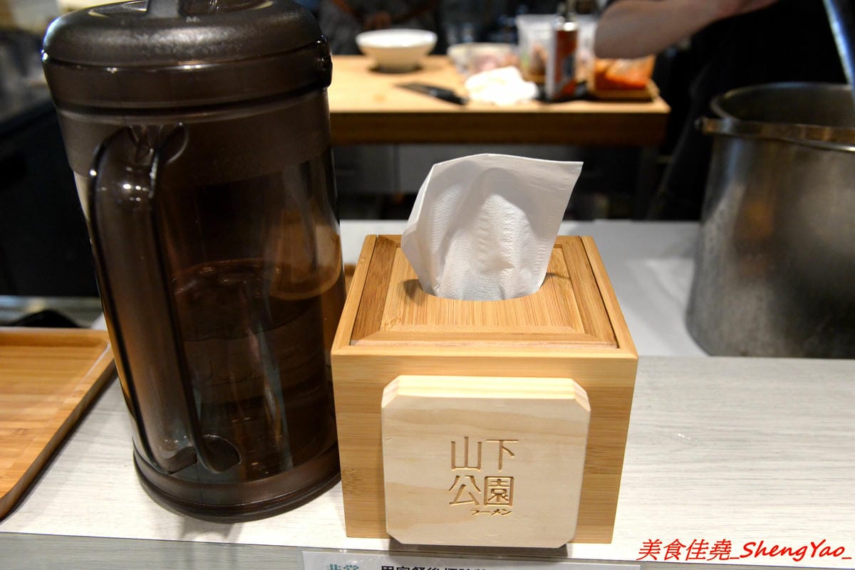 [台中西區]山下公園 ラーメン – 有囍拉麵體系新店,復古花磚磁磚桌檯好吸睛,主打橫濱家系特色拉麵,完全客製化選單,加麵不加價,湯頭極具風味,食材非常講究,SV酵素豬叉燒超好吃,叉燒飯也很推,