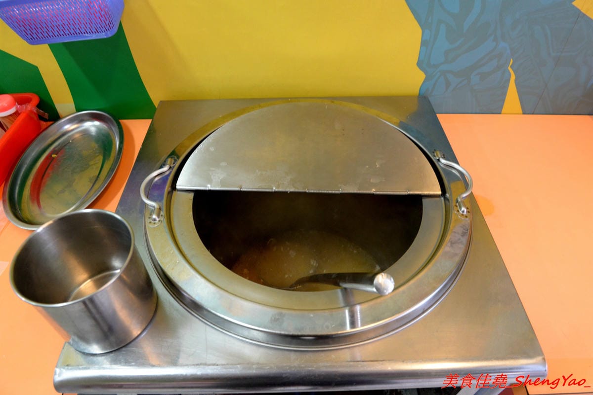 [台中沙鹿]香港強記燒臘店 – 靜宜商圈新開的香港燒臘便當店 !! 老闆是道地香港人,價格超級佛心,除了燒烤五花肉飯和燒鴨腿飯之外其餘全都70元而已 !! 份量完全不縮水,肉給得又多又大塊,便當