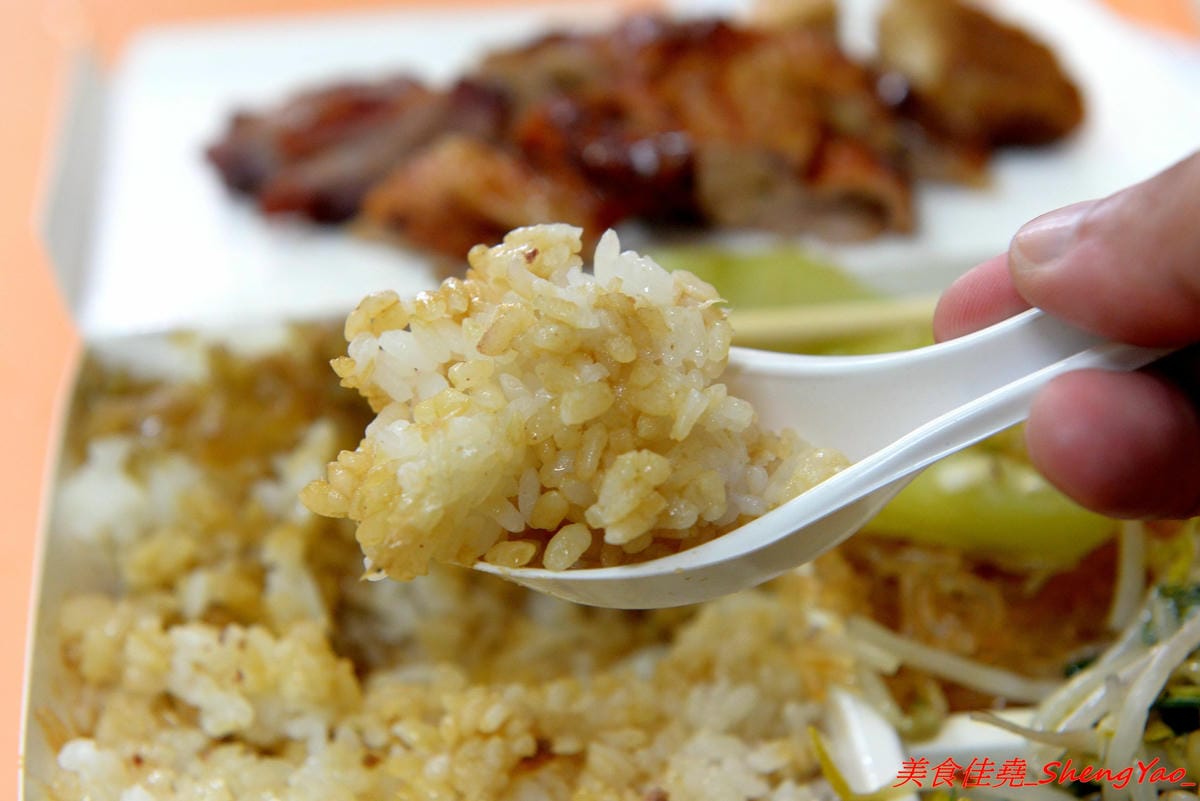 [台中沙鹿]香港強記燒臘店 – 靜宜商圈新開的香港燒臘便當店 !! 老闆是道地香港人,價格超級佛心,除了燒烤五花肉飯和燒鴨腿飯之外其餘全都70元而已 !! 份量完全不縮水,肉給得又多又大塊,便當