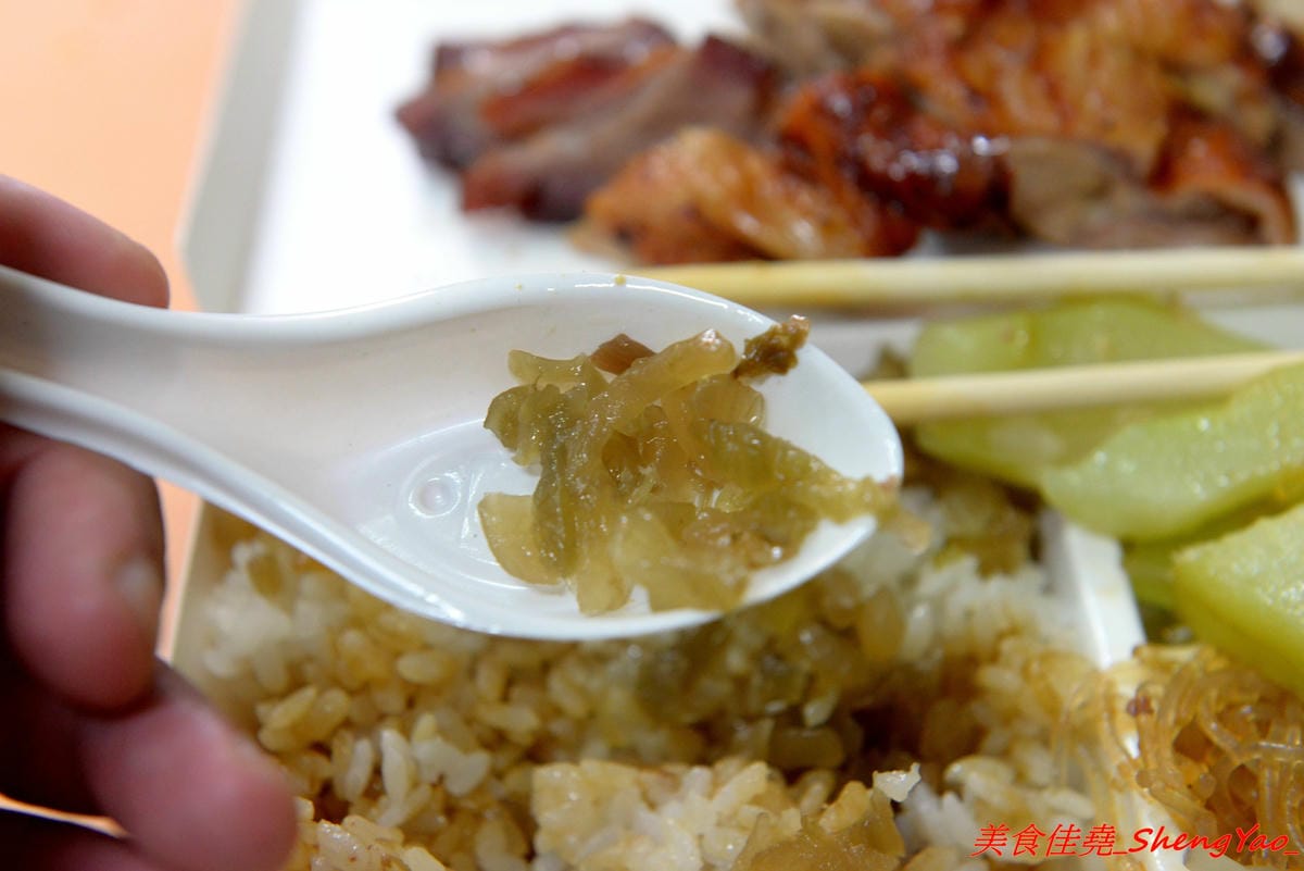 [台中沙鹿]香港強記燒臘店 – 靜宜商圈新開的香港燒臘便當店 !! 老闆是道地香港人,價格超級佛心,除了燒烤五花肉飯和燒鴨腿飯之外其餘全都70元而已 !! 份量完全不縮水,肉給得又多又大塊,便當