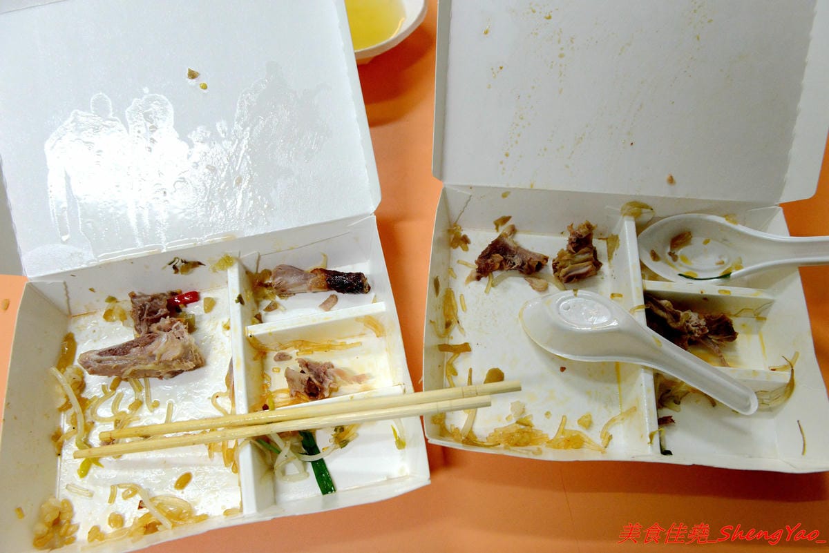 [台中沙鹿]香港強記燒臘店 – 靜宜商圈新開的香港燒臘便當店 !! 老闆是道地香港人,價格超級佛心,除了燒烤五花肉飯和燒鴨腿飯之外其餘全都70元而已 !! 份量完全不縮水,肉給得又多又大塊,便當
