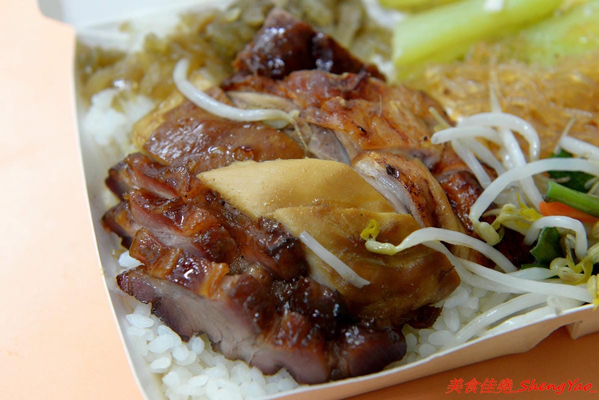 [台中沙鹿]香港強記燒臘店 – 靜宜商圈新開的香港燒臘便當店 !! 老闆是道地香港人,價格超級佛心,除了燒烤五花肉飯和燒鴨腿飯之外其餘全都70元而已 !! 份量完全不縮水,肉給得又多又大塊,便當