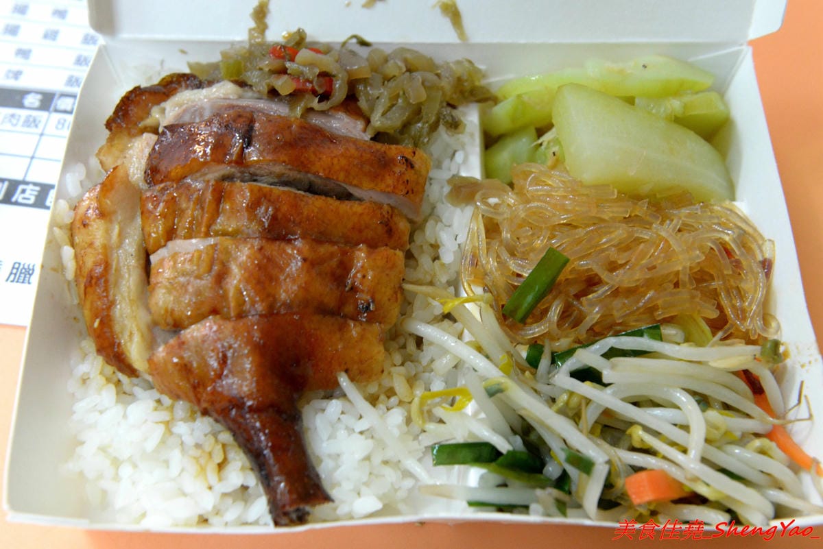 [台中沙鹿]香港強記燒臘店 – 靜宜商圈新開的香港燒臘便當店 !! 老闆是道地香港人,價格超級佛心,除了燒烤五花肉飯和燒鴨腿飯之外其餘全都70元而已 !! 份量完全不縮水,肉給得又多又大塊,便當