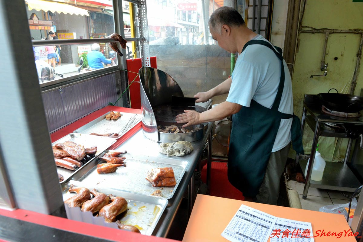 [台中沙鹿]香港強記燒臘店 – 靜宜商圈新開的香港燒臘便當店 !! 老闆是道地香港人,價格超級佛心,除了燒烤五花肉飯和燒鴨腿飯之外其餘全都70元而已 !! 份量完全不縮水,肉給得又多又大塊,便當