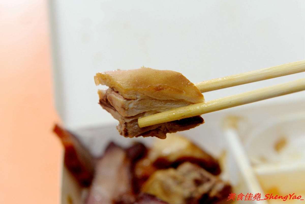 [台中沙鹿]香港強記燒臘店 – 靜宜商圈新開的香港燒臘便當店 !! 老闆是道地香港人,價格超級佛心,除了燒烤五花肉飯和燒鴨腿飯之外其餘全都70元而已 !! 份量完全不縮水,肉給得又多又大塊,便當