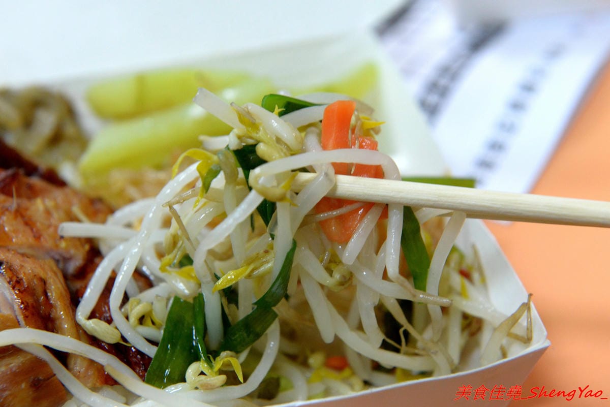 [台中沙鹿]香港強記燒臘店 – 靜宜商圈新開的香港燒臘便當店 !! 老闆是道地香港人,價格超級佛心,除了燒烤五花肉飯和燒鴨腿飯之外其餘全都70元而已 !! 份量完全不縮水,肉給得又多又大塊,便當
