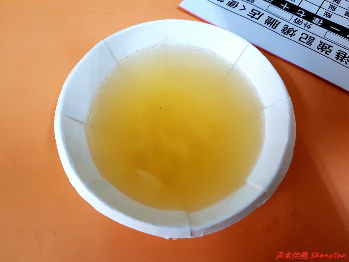 [台中沙鹿]香港強記燒臘店 – 靜宜商圈新開的香港燒臘便當店 !! 老闆是道地香港人,價格超級佛心,除了燒烤五花肉飯和燒鴨腿飯之外其餘全都70元而已 !! 份量完全不縮水,肉給得又多又大塊,便當