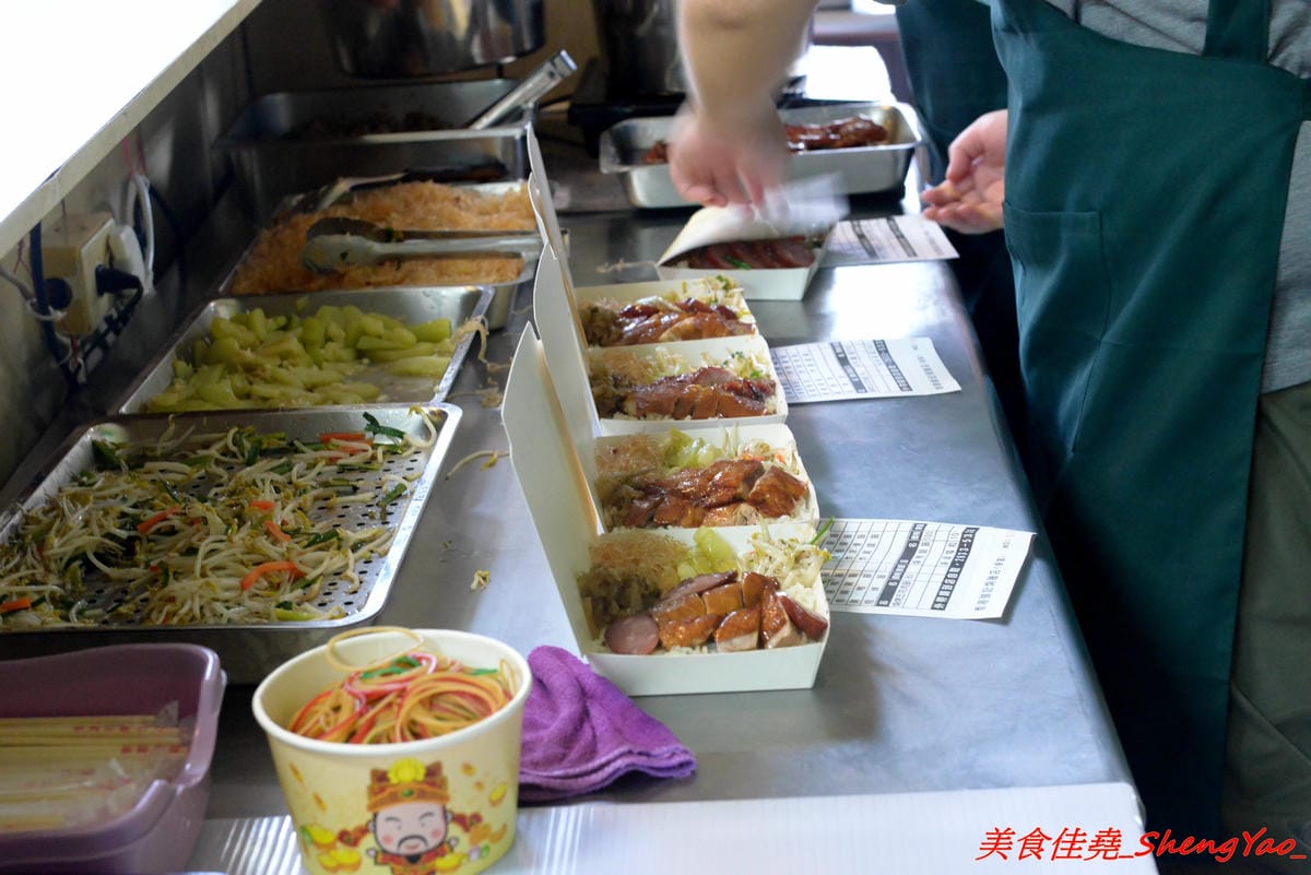 [台中沙鹿]香港強記燒臘店 – 靜宜商圈新開的香港燒臘便當店 !! 老闆是道地香港人,價格超級佛心,除了燒烤五花肉飯和燒鴨腿飯之外其餘全都70元而已 !! 份量完全不縮水,肉給得又多又大塊,便當