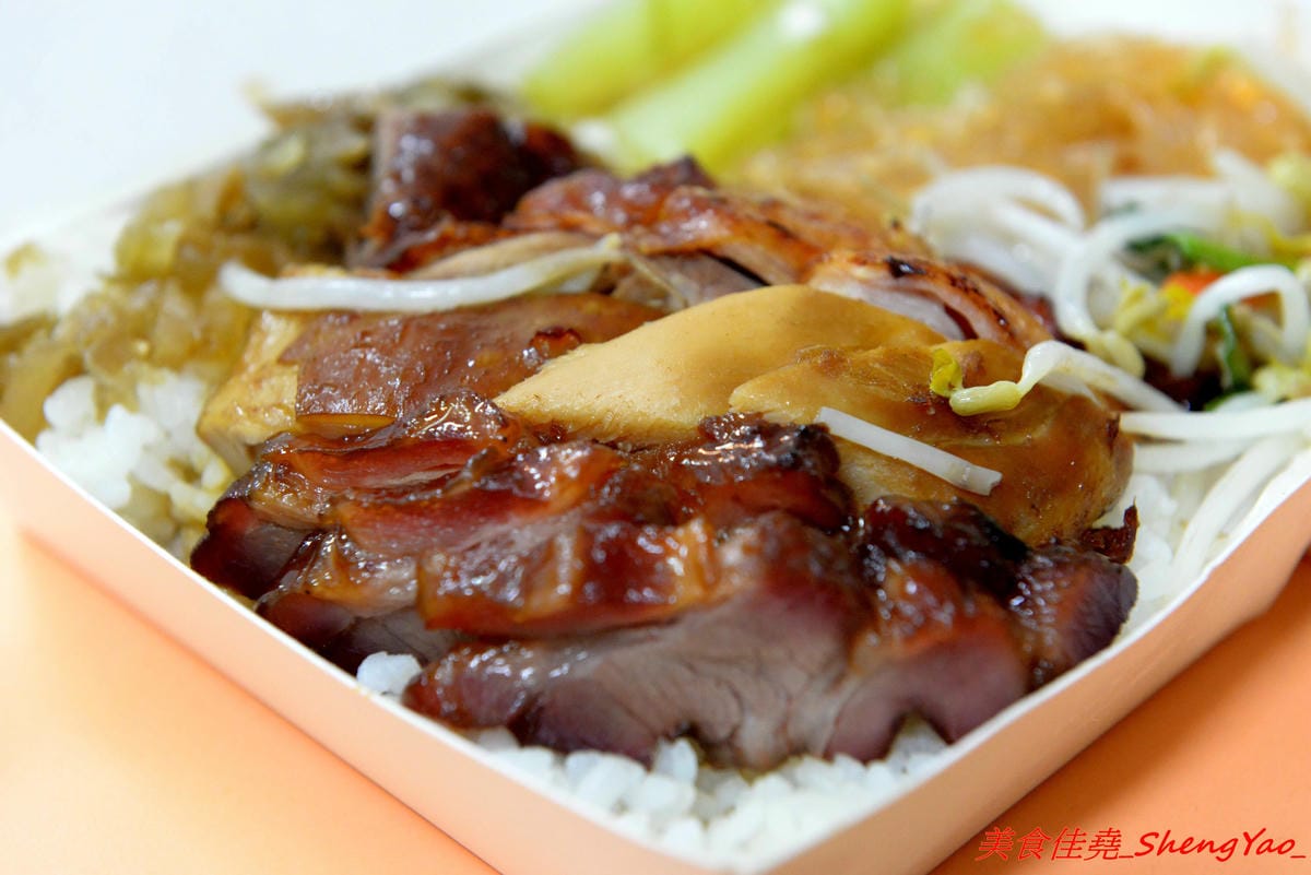 [台中沙鹿]香港強記燒臘店 – 靜宜商圈新開的香港燒臘便當店 !! 老闆是道地香港人,價格超級佛心,除了燒烤五花肉飯和燒鴨腿飯之外其餘全都70元而已 !! 份量完全不縮水,肉給得又多又大塊,便當