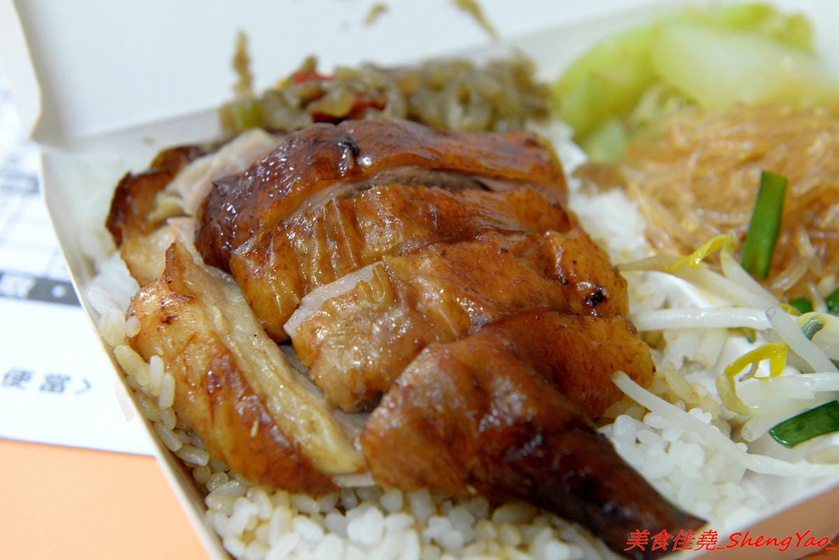 [台中沙鹿]香港強記燒臘店 – 靜宜商圈新開的香港燒臘便當店 !! 老闆是道地香港人,價格超級佛心,除了燒烤五花肉飯和燒鴨腿飯之外其餘全都70元而已 !! 份量完全不縮水,肉給得又多又大塊,便當