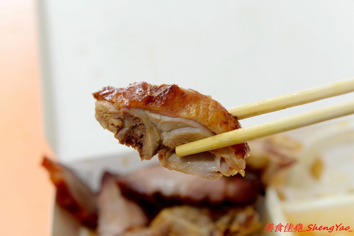 [台中沙鹿]香港強記燒臘店 – 靜宜商圈新開的香港燒臘便當店 !! 老闆是道地香港人,價格超級佛心,除了燒烤五花肉飯和燒鴨腿飯之外其餘全都70元而已 !! 份量完全不縮水,肉給得又多又大塊,便當
