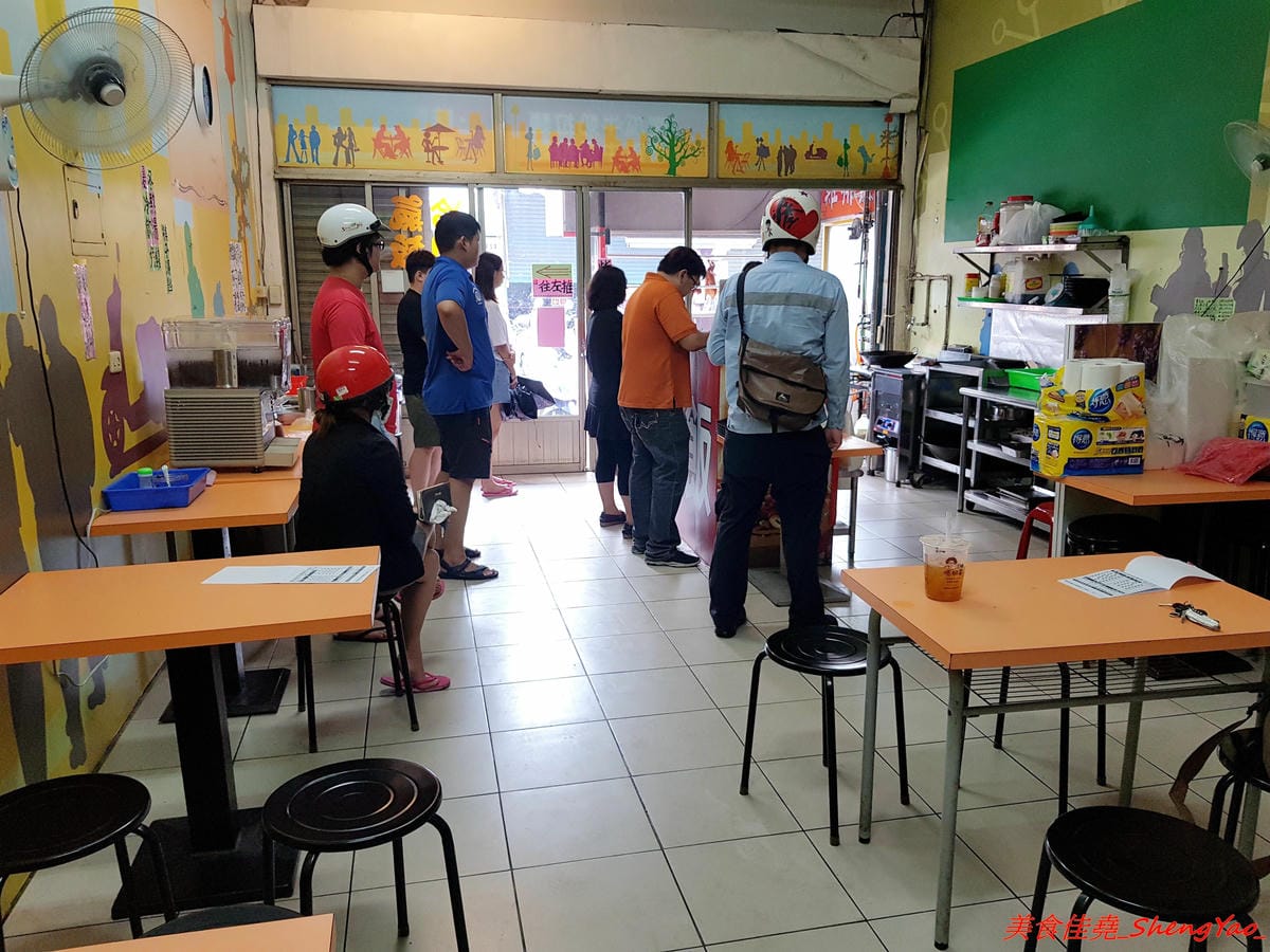 [台中沙鹿]香港強記燒臘店 – 靜宜商圈新開的香港燒臘便當店 !! 老闆是道地香港人,價格超級佛心,除了燒烤五花肉飯和燒鴨腿飯之外其餘全都70元而已 !! 份量完全不縮水,肉給得又多又大塊,便當