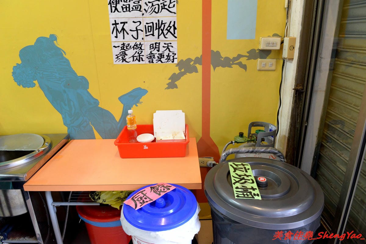 [台中沙鹿]香港強記燒臘店 – 靜宜商圈新開的香港燒臘便當店 !! 老闆是道地香港人,價格超級佛心,除了燒烤五花肉飯和燒鴨腿飯之外其餘全都70元而已 !! 份量完全不縮水,肉給得又多又大塊,便當