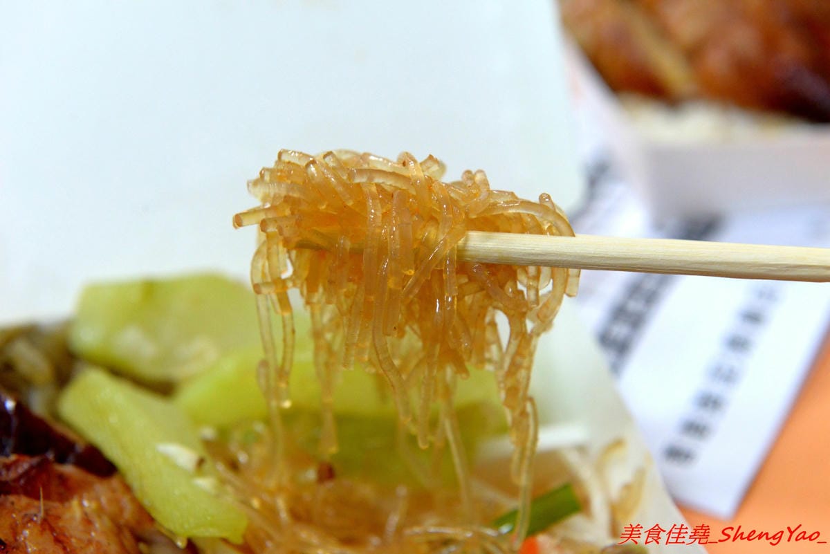 [台中沙鹿]香港強記燒臘店 – 靜宜商圈新開的香港燒臘便當店 !! 老闆是道地香港人,價格超級佛心,除了燒烤五花肉飯和燒鴨腿飯之外其餘全都70元而已 !! 份量完全不縮水,肉給得又多又大塊,便當