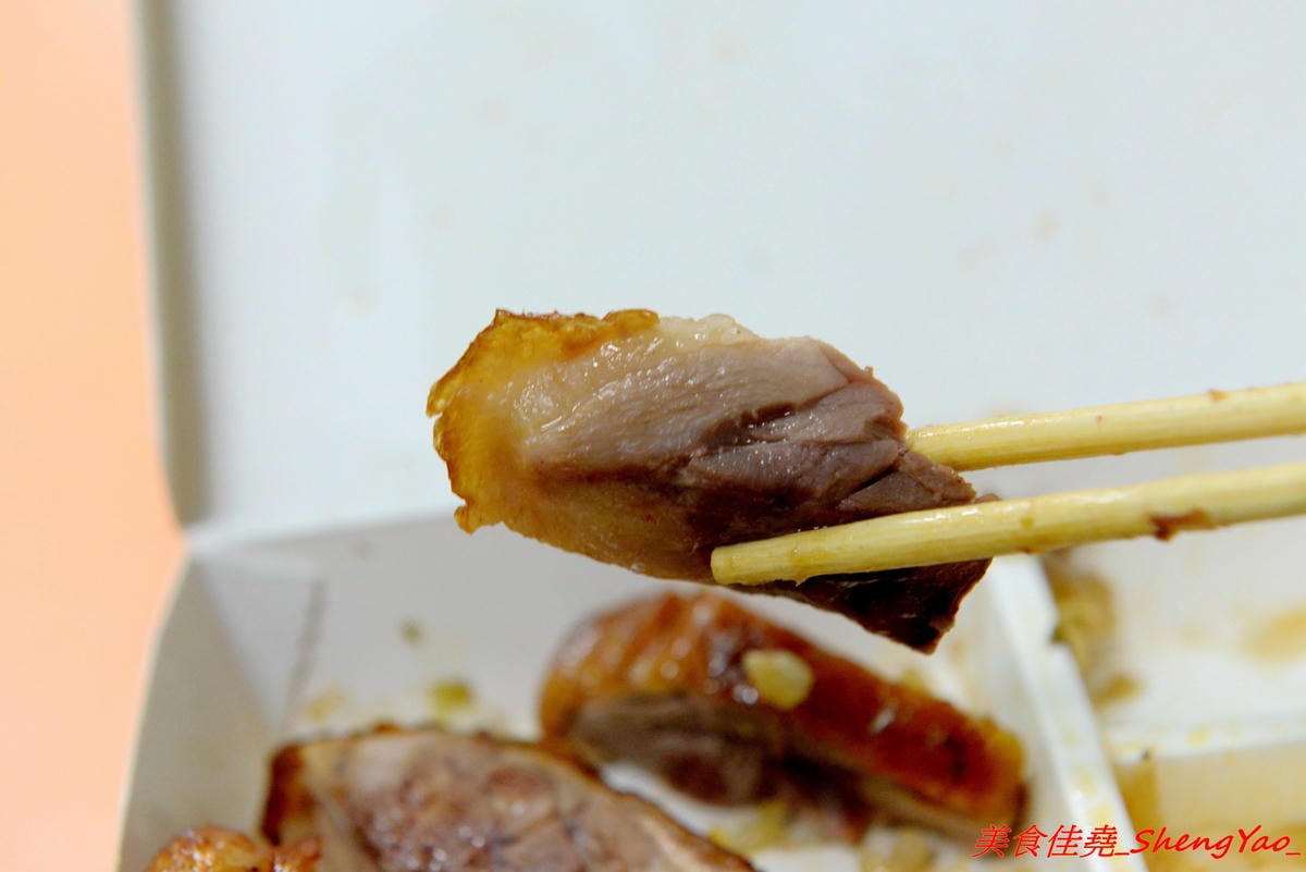 [台中沙鹿]香港強記燒臘店 – 靜宜商圈新開的香港燒臘便當店 !! 老闆是道地香港人,價格超級佛心,除了燒烤五花肉飯和燒鴨腿飯之外其餘全都70元而已 !! 份量完全不縮水,肉給得又多又大塊,便當