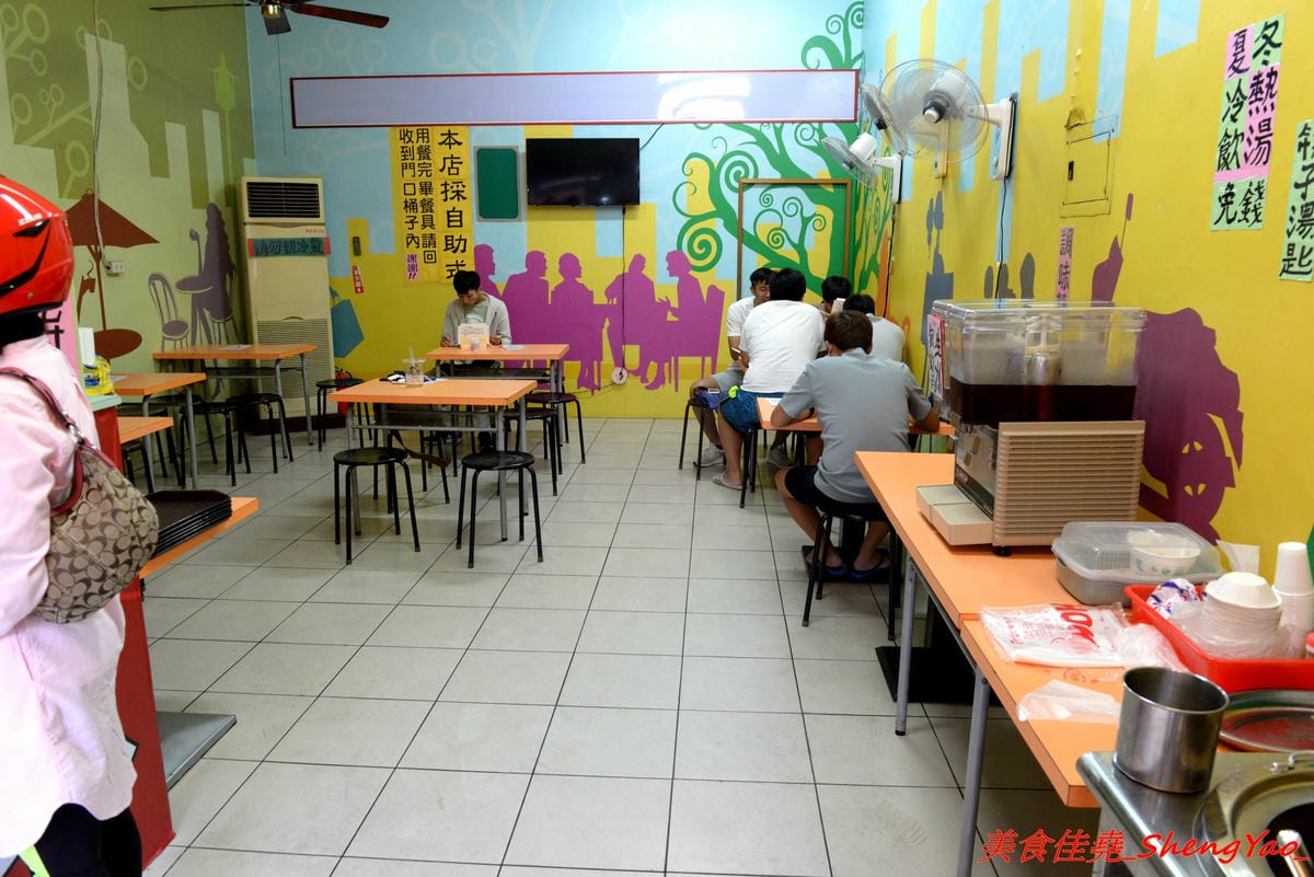 [台中沙鹿]香港強記燒臘店 – 靜宜商圈新開的香港燒臘便當店 !! 老闆是道地香港人,價格超級佛心,除了燒烤五花肉飯和燒鴨腿飯之外其餘全都70元而已 !! 份量完全不縮水,肉給得又多又大塊,便當