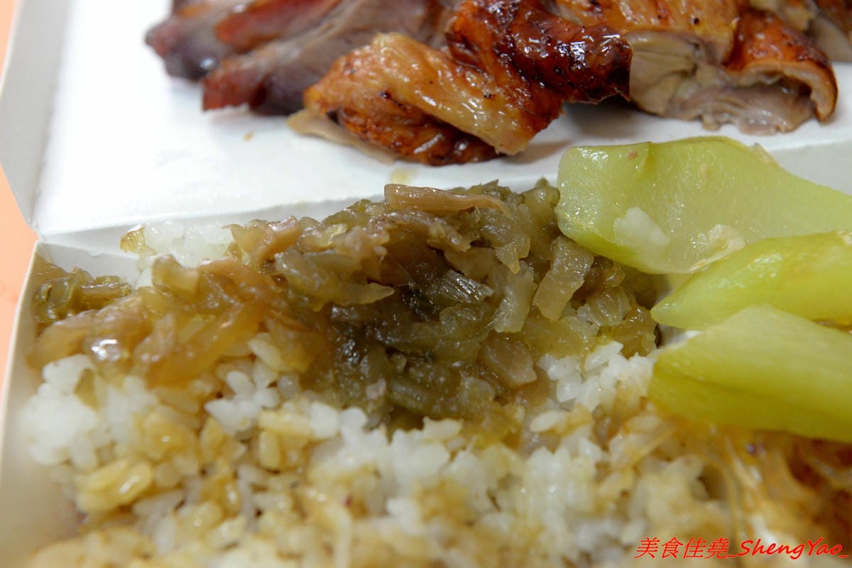 [台中沙鹿]香港強記燒臘店 – 靜宜商圈新開的香港燒臘便當店 !! 老闆是道地香港人,價格超級佛心,除了燒烤五花肉飯和燒鴨腿飯之外其餘全都70元而已 !! 份量完全不縮水,肉給得又多又大塊,便當
