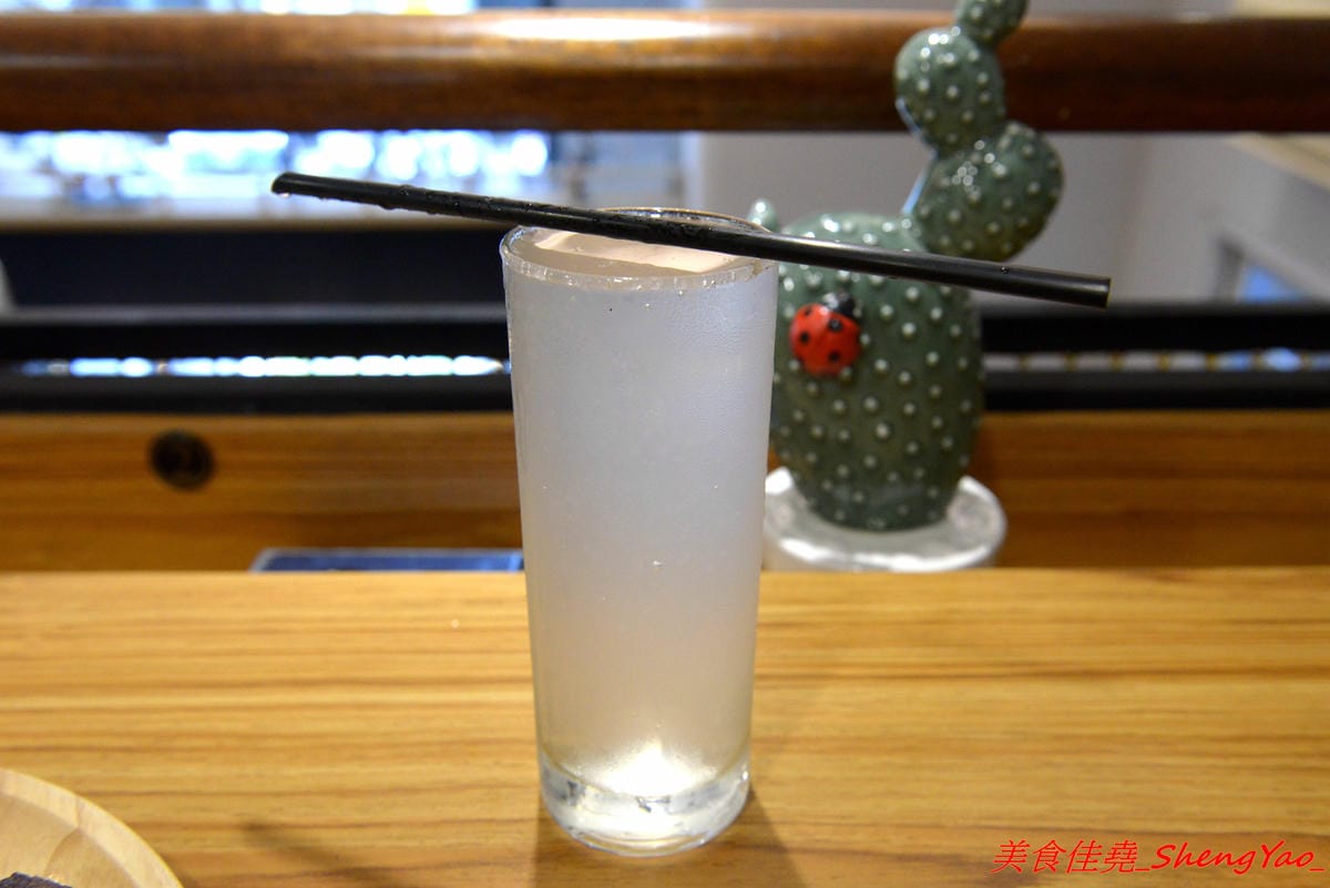 [台中西區]找伍食Find Fifth – 台中新開的早午餐,主打多種肉品大份量套餐,附餐、蛋和沙拉那些全都能自行選擇搭配,9/5-9/16試營運期間點套餐並按讚打卡就送一份藍莓派或豆漿派,原蔬服蛋餅位置。