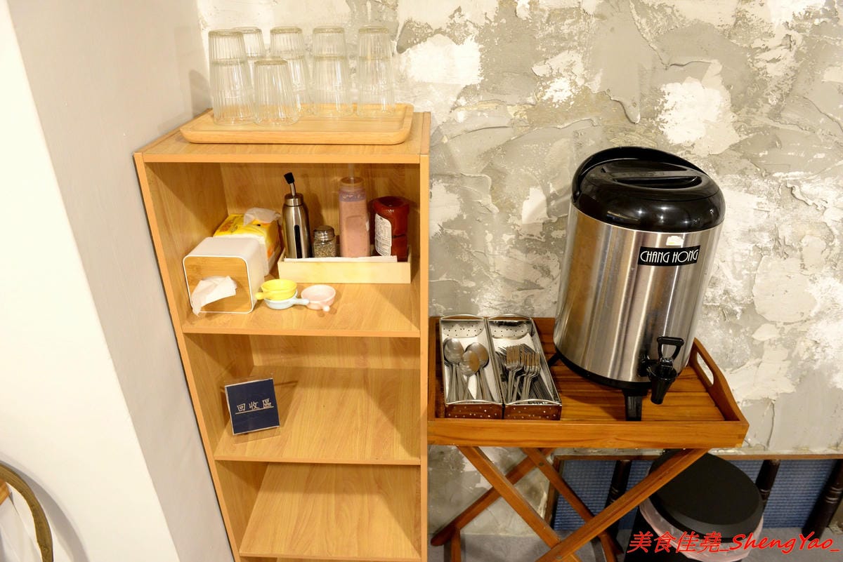 [台中西區]找伍食Find Fifth – 台中新開的早午餐,主打多種肉品大份量套餐,附餐、蛋和沙拉那些全都能自行選擇搭配,9/5-9/16試營運期間點套餐並按讚打卡就送一份藍莓派或豆漿派,原蔬服蛋餅位置。