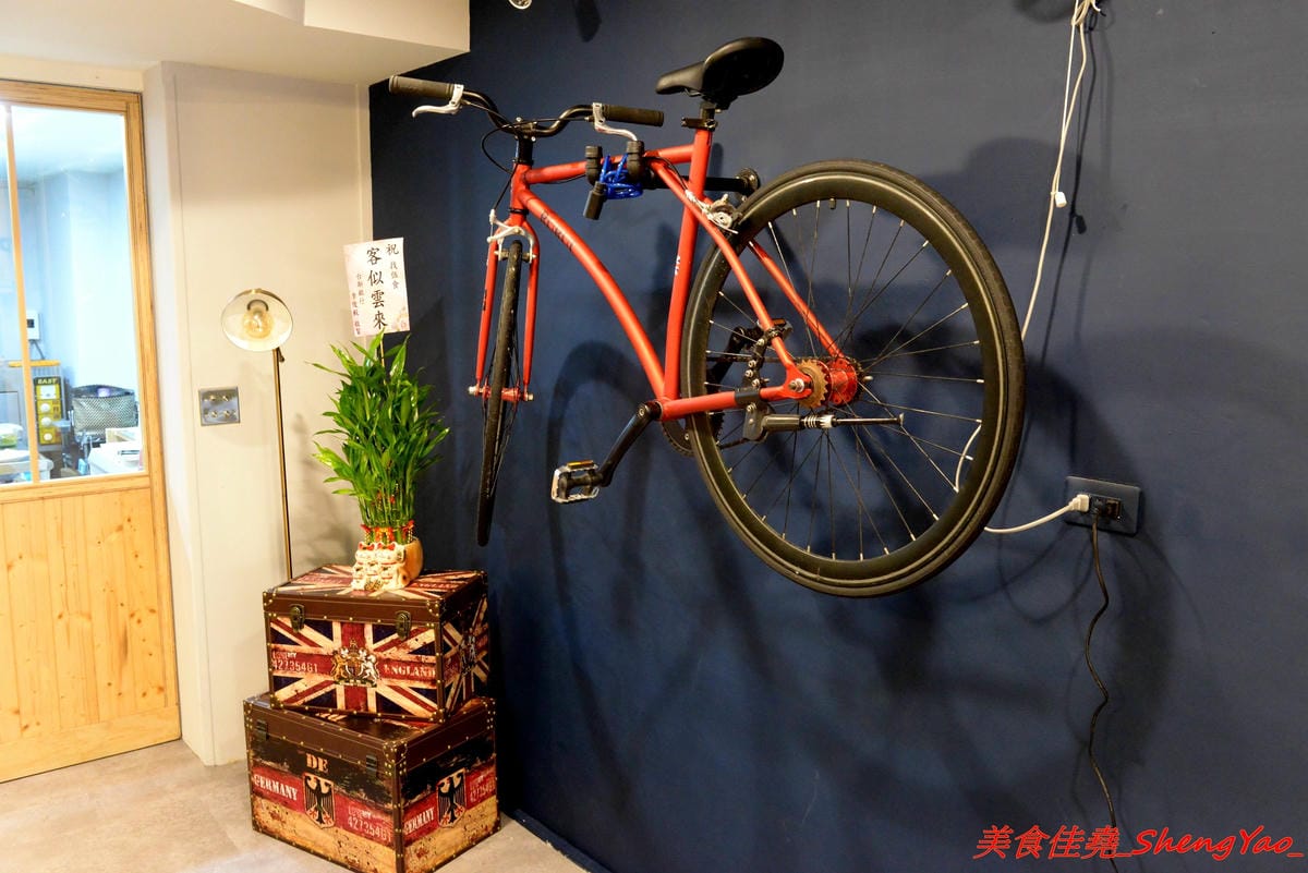 [台中西區]找伍食Find Fifth – 台中新開的早午餐,主打多種肉品大份量套餐,附餐、蛋和沙拉那些全都能自行選擇搭配,9/5-9/16試營運期間點套餐並按讚打卡就送一份藍莓派或豆漿派,原蔬服蛋餅位置。