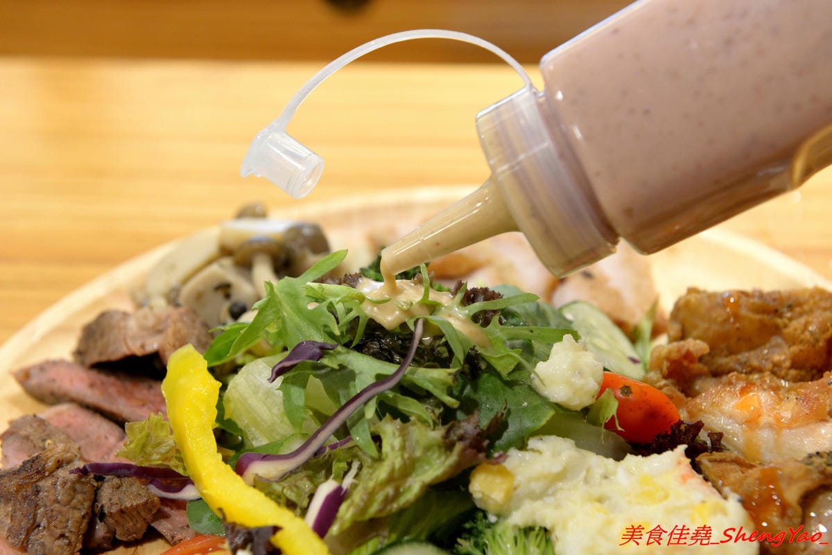 [台中西區]找伍食Find Fifth – 台中新開的早午餐,主打多種肉品大份量套餐,附餐、蛋和沙拉那些全都能自行選擇搭配,9/5-9/16試營運期間點套餐並按讚打卡就送一份藍莓派或豆漿派,原蔬服蛋餅位置。