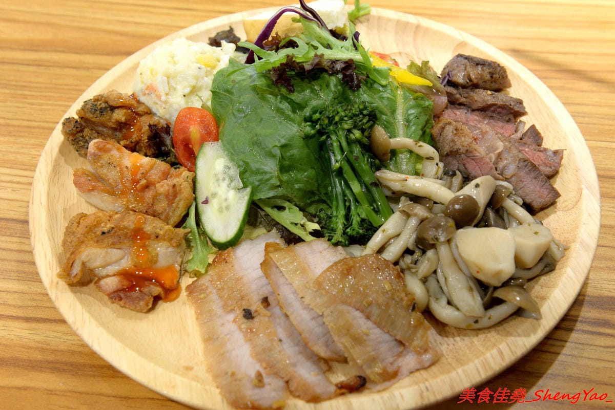 [台中西區]找伍食Find Fifth – 台中新開的早午餐,主打多種肉品大份量套餐,附餐、蛋和沙拉那些全都能自行選擇搭配,9/5-9/16試營運期間點套餐並按讚打卡就送一份藍莓派或豆漿派,原蔬服蛋餅位置。