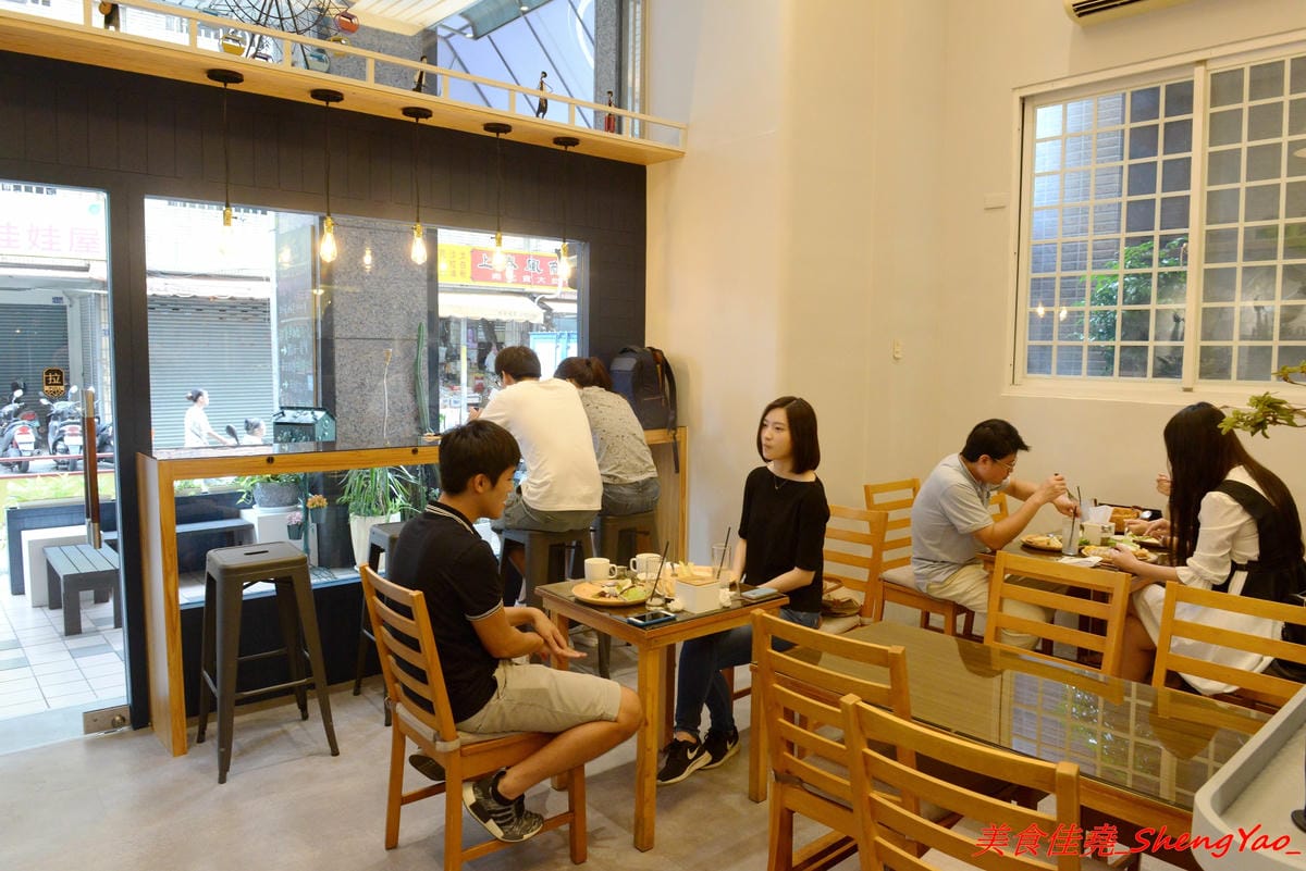 [台中西區]找伍食Find Fifth – 台中新開的早午餐,主打多種肉品大份量套餐,附餐、蛋和沙拉那些全都能自行選擇搭配,9/5-9/16試營運期間點套餐並按讚打卡就送一份藍莓派或豆漿派,原蔬服蛋餅位置。