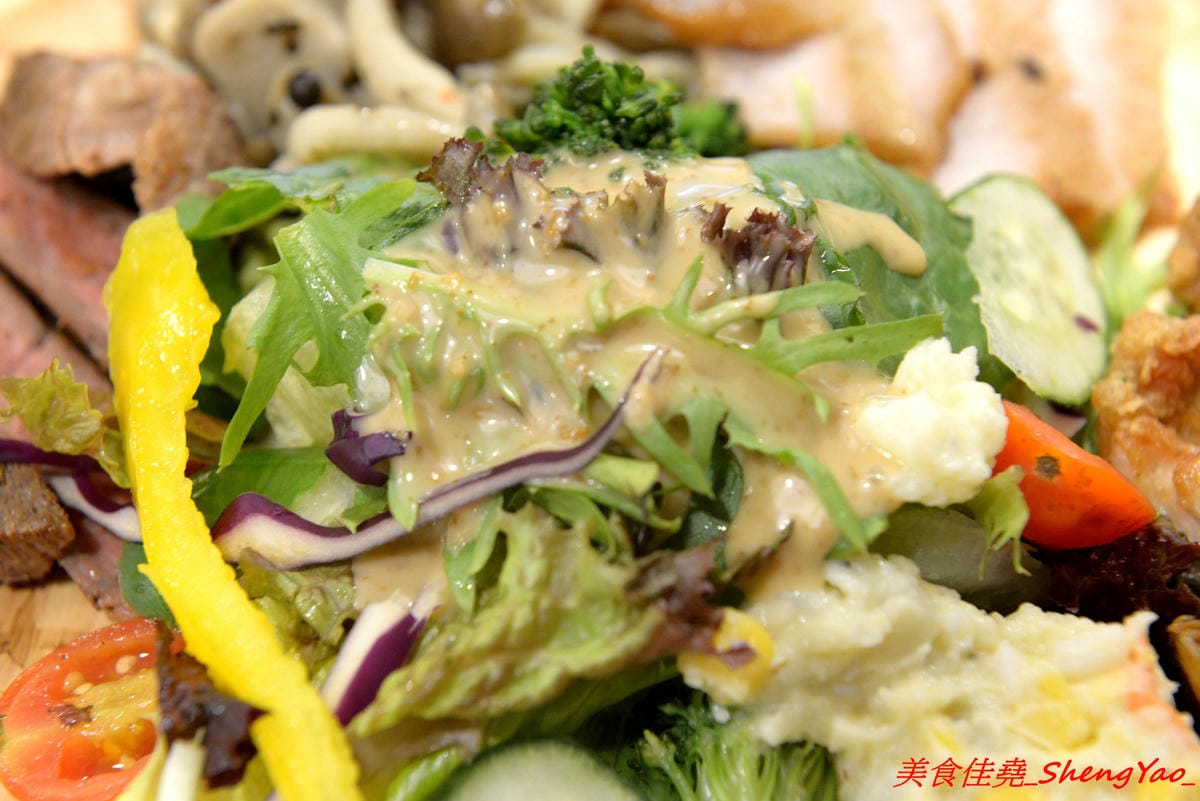 [台中西區]找伍食Find Fifth – 台中新開的早午餐,主打多種肉品大份量套餐,附餐、蛋和沙拉那些全都能自行選擇搭配,9/5-9/16試營運期間點套餐並按讚打卡就送一份藍莓派或豆漿派,原蔬服蛋餅位置。