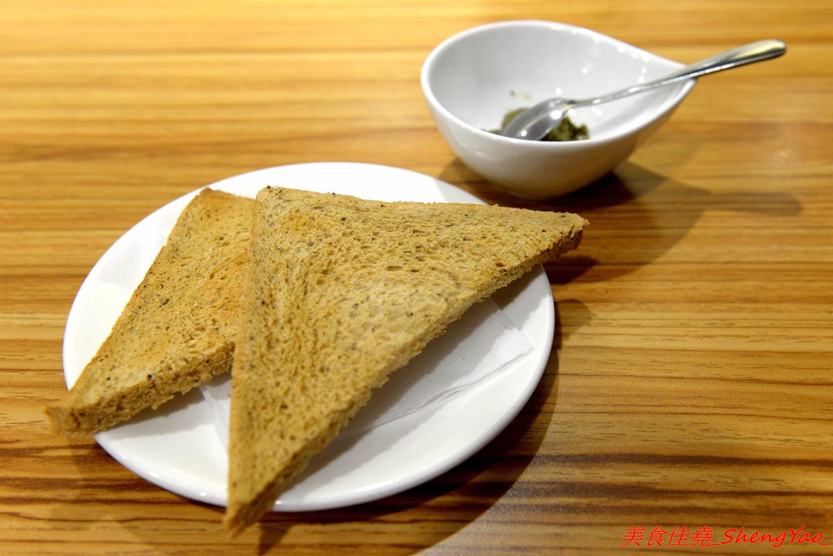 [台中西區]找伍食Find Fifth – 台中新開的早午餐,主打多種肉品大份量套餐,附餐、蛋和沙拉那些全都能自行選擇搭配,9/5-9/16試營運期間點套餐並按讚打卡就送一份藍莓派或豆漿派,原蔬服蛋餅位置。