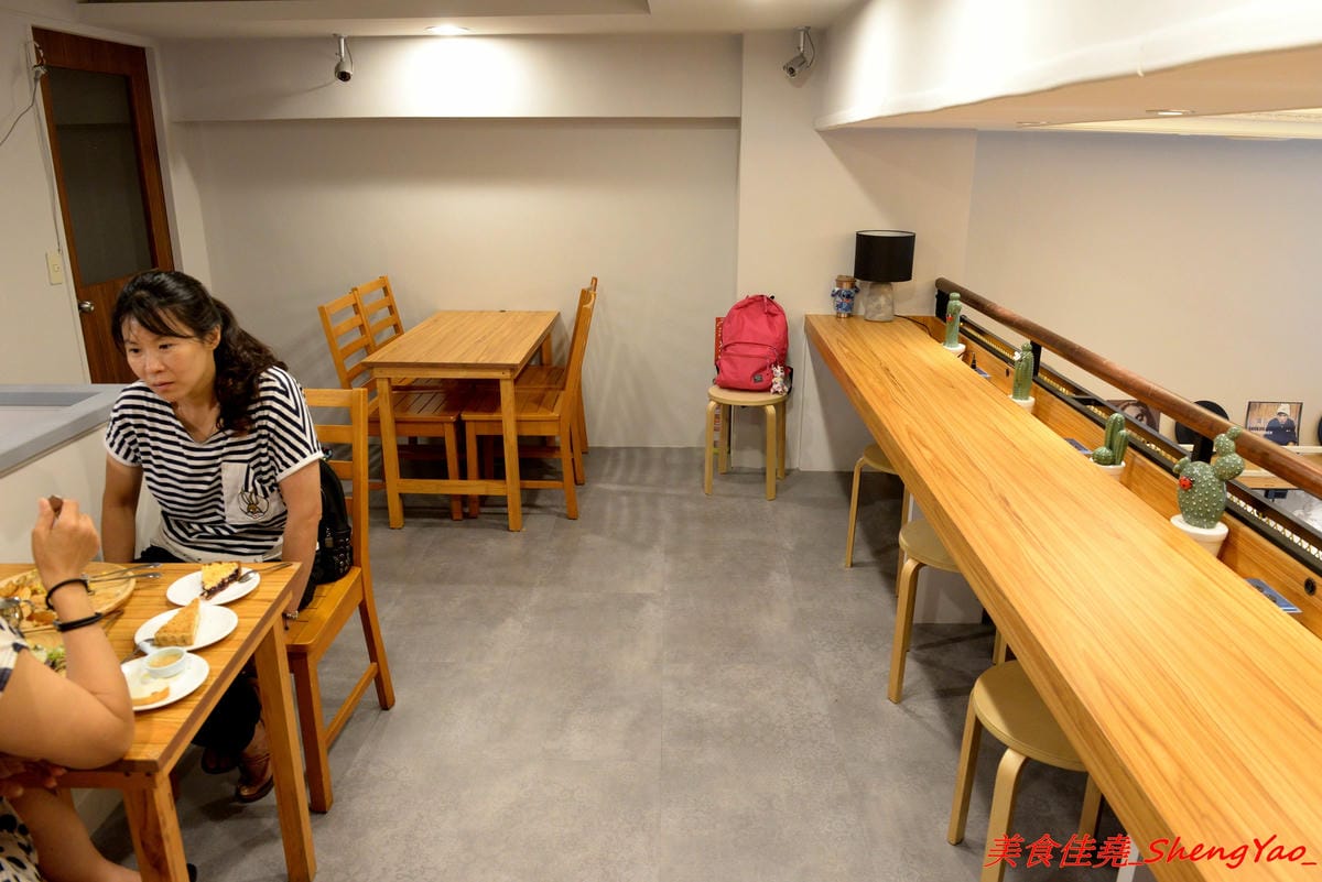 [台中西區]找伍食Find Fifth – 台中新開的早午餐,主打多種肉品大份量套餐,附餐、蛋和沙拉那些全都能自行選擇搭配,9/5-9/16試營運期間點套餐並按讚打卡就送一份藍莓派或豆漿派,原蔬服蛋餅位置。