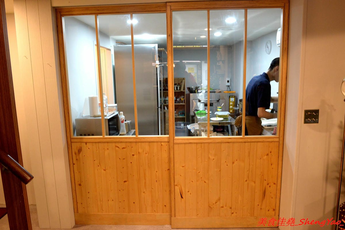 [台中西區]找伍食Find Fifth – 台中新開的早午餐,主打多種肉品大份量套餐,附餐、蛋和沙拉那些全都能自行選擇搭配,9/5-9/16試營運期間點套餐並按讚打卡就送一份藍莓派或豆漿派,原蔬服蛋餅位置。